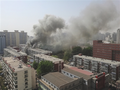 昨日，北京海淀區(qū)紅聯(lián)南村小區(qū)施工工地挖斷燃氣管道，造成爆炸引發(fā)居民樓火災，致1死2傷，發(fā)生爆炸起火現(xiàn)場濃煙滾滾。CICPHOTO/總匯 攝