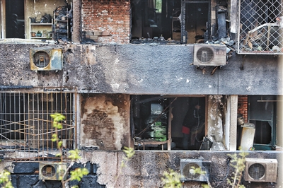 爆燃后的居民樓現(xiàn)場。