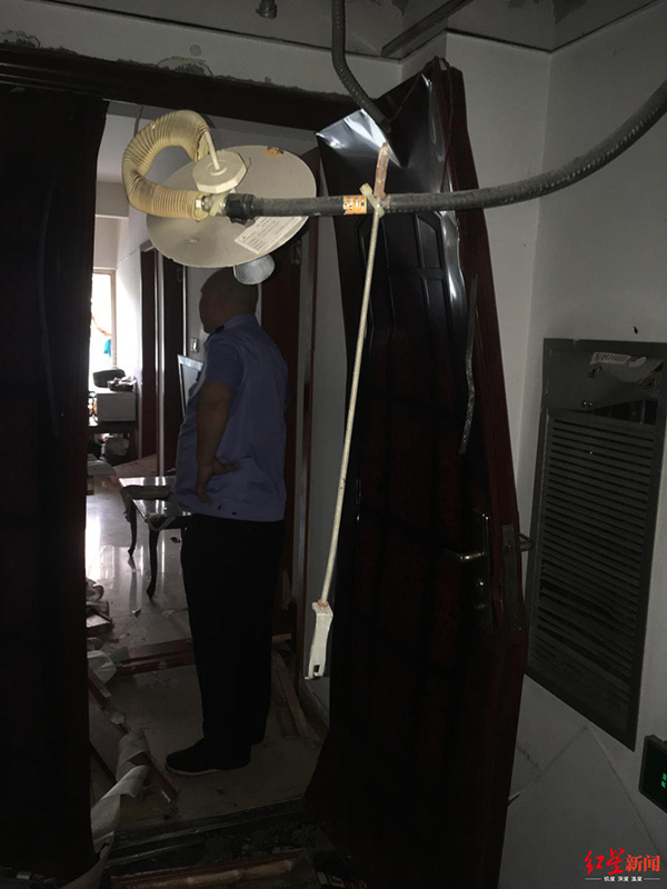 小區(qū)住戶屋內(nèi)爆炸，防盜門整體已經(jīng)彎曲