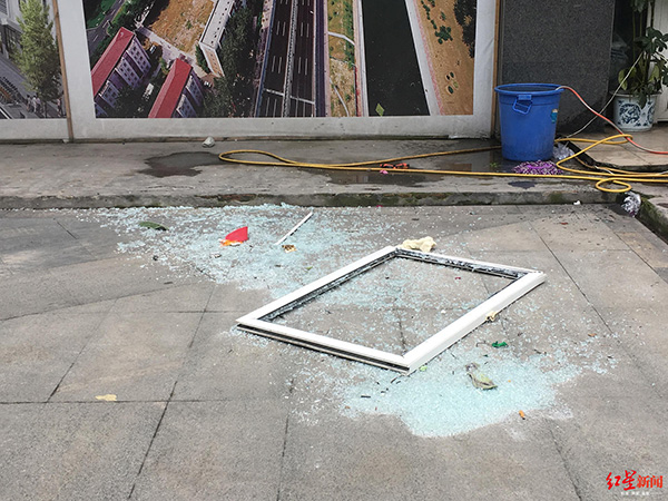 二樓窗戶被震到樓下，玻璃碎了一地