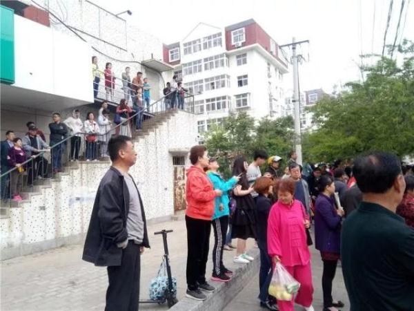 突發(fā)！青島一居民樓發(fā)生爆燃！已造1人死亡，7人受傷！3公里外有震感…