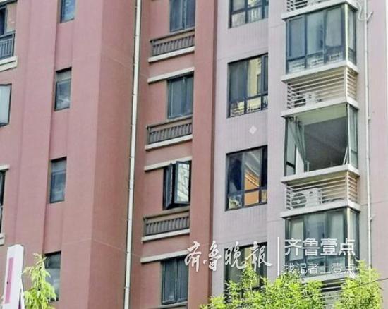 該住戶(hù)家的窗戶(hù)多處破損。 齊魯晚報(bào)·齊魯壹點(diǎn)記者 時(shí)培磊 攝