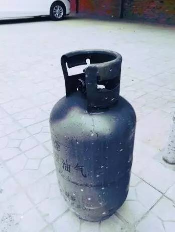 82歲老奶奶家中燃?xì)夤拗?她淡定把罐子抱到門(mén)外